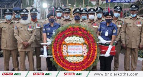 ভোলায় জাতির শ্রেষ্ঠ সন্তানদের প্রতি পুলিশ সুপারের শ্রদ্ধা নিবেদন।