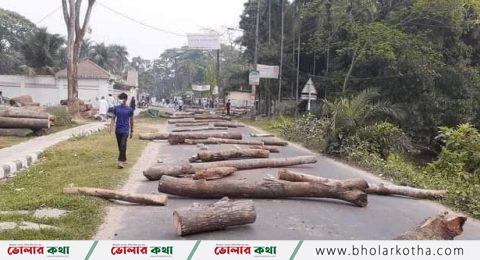 ভোলায় মহাসড়ক অবরোধ করে হেফাজত ইসলামের বিক্ষোভ,আটক -৫