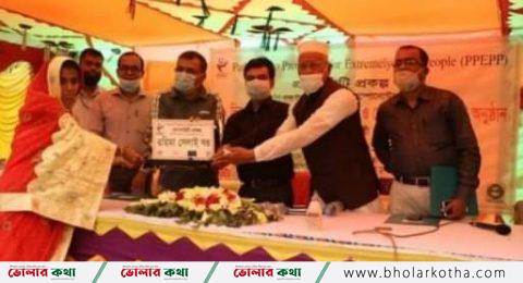 ভোলায় অতিদরীদ্র ২৫ নারিকে বিনামূল্যে সেলাই মেশিন বিতরন