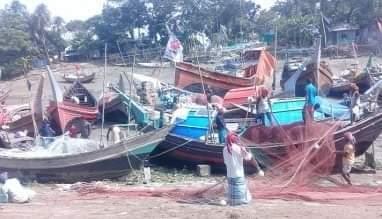 ইলিশ ধরতে জেলেদের অপেক্ষা, মধ্য রাতে শেষ হচ্ছে নিষেধাজ্ঞা