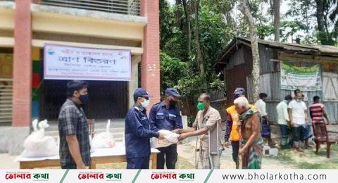 ভোলায় বিদ্যানন্দ ফাউন্ডেশন এর সহযোগিতায় কোস্টগার্ড দক্ষিণ জোনের ত্রান সামগ্রী বিতরণ