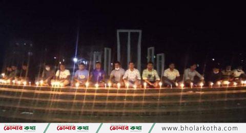 রোজিনার মুক্তির দাবিতে ভোলায় শহিদ মিনারে মোমবাতি প্রজ্বলন কর্মসূচি পালন করে বন্ধুসভা