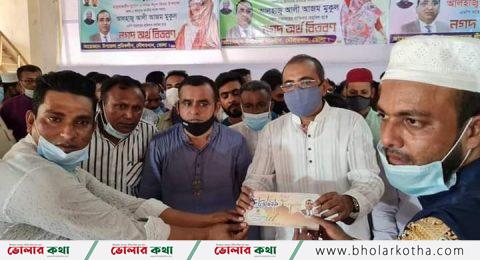 দৌলতখানে নেতাকর্মীদের মাঝে এমপি মুকুলের নিজস্ব তহবিল থেকে ঈদ উপহার বিতরণ।