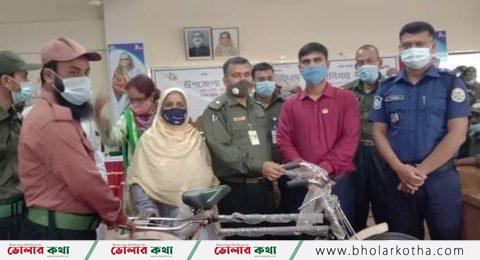 দৌলতখানে আনসার ও ভিডিপির ৮ সদস্যদের মাঝে বাইসাইকেল বিতরণ।