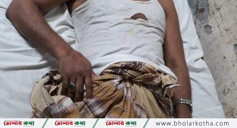 বোরহানউদ্দিনে সাংবাদিক পরিবারের উপর বাসায় ঢুকে সন্ত্রাসী হামলা