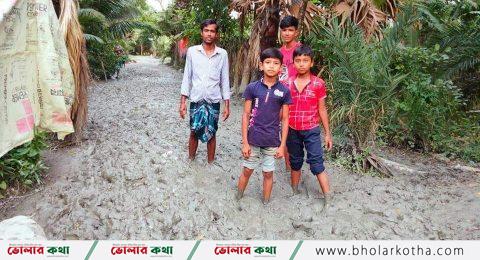 দৌলতখাঁনের লেজপাতা গ্রামের রাস্তাটির দ্রত সংস্কার বাস্তবায়ন চান এলাকাবাসি