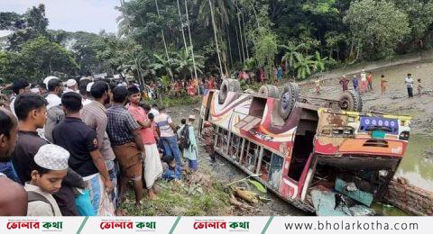 চরফ্যাসনে যাত্রীবাহী বাস নিয়ন্ত্রণ হারিয়ে খাদে আহত ২২