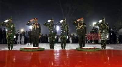 রাষ্ট্রপতি-প্রধানমন্ত্রীর পক্ষে কেন্দ্রীয় শহীদ মিনারে পুষ্পস্তবক অর্পণ