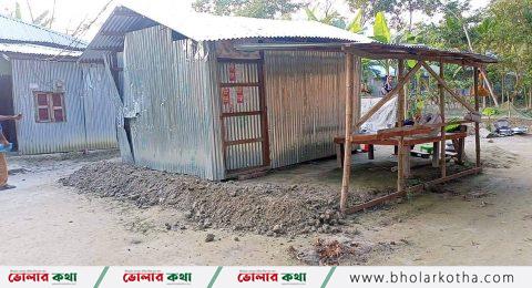 লালমোহনে আদালতের নিষেধাজ্ঞা অমান্য করে গ্রাম পুলিশের যায়গায় ঘর উত্তোলনের অভিযোগ