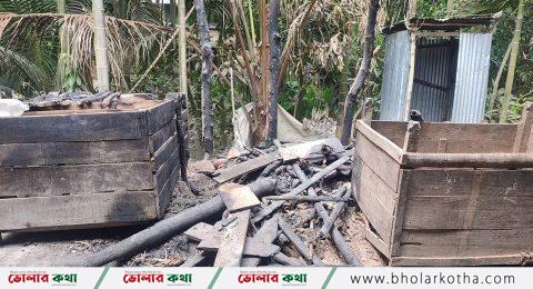 জমি সংক্রান্ত বিরোধের জেরে প্রতিবেশীকে ফাঁসাতে নিজ বসতভিটা আগুন