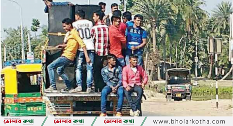ভোলায় পিকআপ গাড়িতে সাউন্ড বক্স বাজিয়ে নাচানাচি,২৫ কিশোরকে সতর্ক এবং গাড়ি আটক