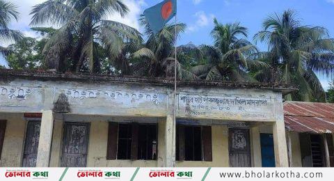 মাদ্রাসা বন্ধ তারপরেও উড়ছে জাতীয় পতাকা রাষ্টীয় অবমাননা দেখার যেন কেউ নেই।