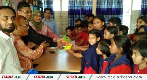 ভোলায় আনন্দ পাঠশালার উদ্যোগে ক্রীড়া সামগ্রী বিতরণ