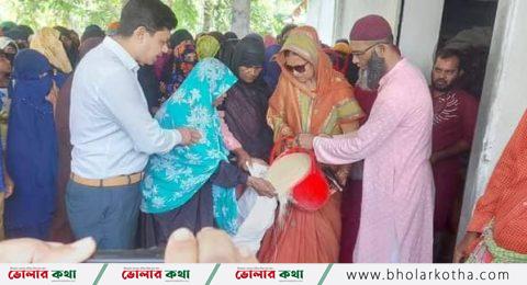 মনপুরায় দুঃস্থ,অসহায়, অতিদরিদ্র পরিবারের মাঝে ভিজিএফের চাল বিতরণ