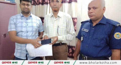 মনপুরা থানা কতৃক হারিয়ে যাওয়া ২টি মোবাইল ফোন উদ্ধার, প্রকৃত মালিকের নিকট হস্তান্তর।