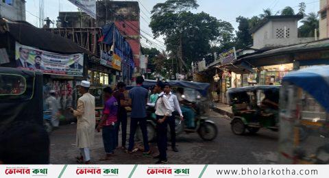 ভোলা শহর পরিষ্কারে ও ট্রাফিক নিয়ন্ত্রণে শিক্ষার্থীরা