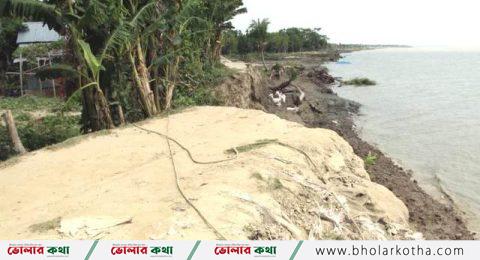 বাঁধ ভাঙার আশংকায় তজুমদ্দিনবাসী