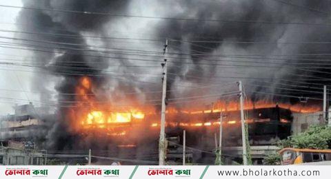 গাজী টায়ার কারখানার আগুন ১৭ ঘণ্টায়ও নিয়ন্ত্রণে আসেনি , নিখোঁজ ১৮৭
