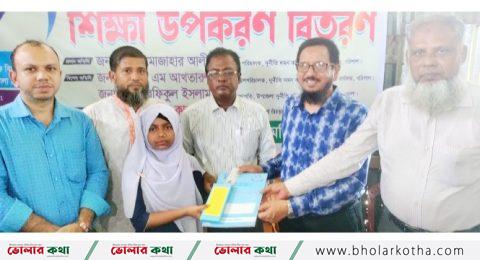 ৩শ’ শিক্ষার্থীর মাঝে দুদকের শিক্ষা উপকরণ বিতরণ