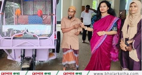 ভিক্ষুক পুনর্বাসন প্রকল্পের আওতায় সমাজসেবার অটো রিক্সা বিতরন