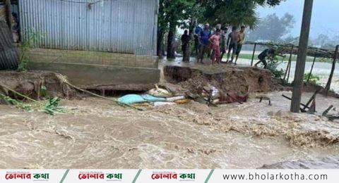 উজান থেকে নেমে আসা পাহাড়ি ঢল আর ভারী বৃষ্টিতে মৃত্যু ৭ জন