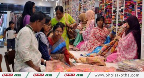 শেষ মুহূর্তে জমে উঠেছে পূজার কেনাকাটা