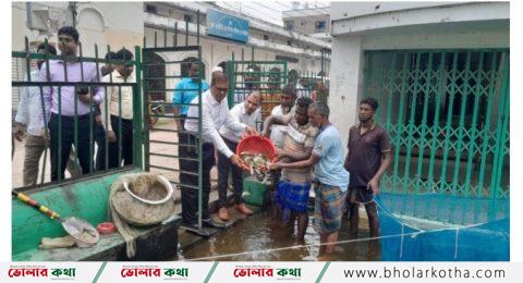 ডিসি আজাদ জাহান কোর্ট মসজিদ পুকুরে মাছের পোনা অবমুক্ত করলেন