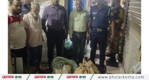 পরিবেশ অধিদপ্তর জব্দ করলো ২ মন নিষিদ্ধ পলিথিন শপিং ব্যাগ