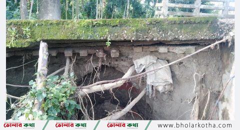 ঘটতে পারে যে কোনো সময় দুর্ঘটনা | ব্রিজের সংযোগ সড়কের নিচে বিশাল গর্ত