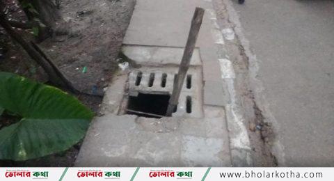 ড্রেনের স্লাব (ঢাকনা) ভাঙা, দুর্ঘটনার শঙ্কায় শিক্ষার্থী ও পথচারী