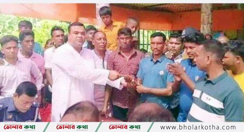 মনপুরায় পূজামন্ডপে পৃথকভাবে বিএনপির দুই গ্রুপের অনুদান