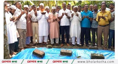 চরফ্যাশনে যুবদল নেতা দুলালের বাবার কবর জিয়ারত করলেন নাজিম উদ্দিন আলম