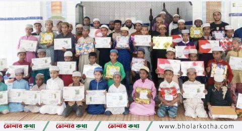 জামাতে নামাজ পড়ে দুনিয়াতেই পুরস্কার পেল ৪৬ শিক্ষার্থী