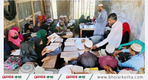 লালমোহনে এক মাদরাসায় একাধিক শ্রেণির পাঠদান চলছে এক কক্ষে