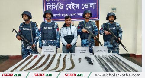 বিপুল পরিমাণ দেশীয় অস্ত্রসহ সন্ত্রাসী আটক