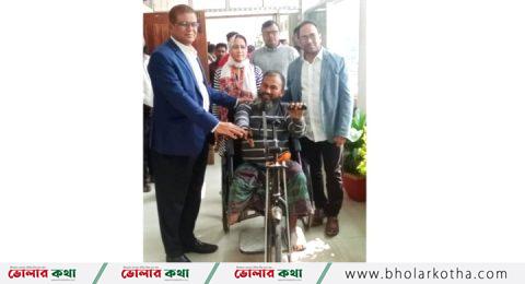 প্রতিবন্ধী ইউনুছ এর চলারপথ সহজ করে দিলেন ডিসি আজাদ জাহান