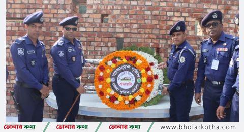 শহীদ বুদ্ধিজীবীদের প্রতি পুলিশ সুপারের শ্রদ্ধা নিবেদন