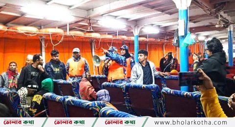 মাঝ নদীতে আটকে পড়া ২৮৫ যাত্রীকে সহায়তা করল কোস্টগার্ড