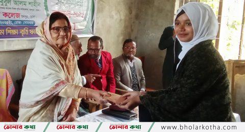 মনপুরায় কৃতি শিক্ষার্থীদের মাঝে মেধা বৃত্তি প্রদান