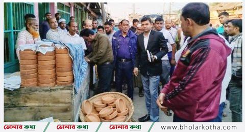 লালমোহন বাজারে অবৈধভাবে ফুটপাত দখলকারীদের ১৪ হাজার টাকা জরিমানা