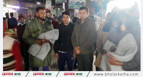 লালমোহনে অহসায় ও ছিন্নমূল মানুষের মধ্যে গভীর রাতে কম্বল বিতরণ করলেন ইউএনও