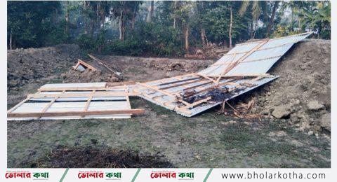 লালমোহনে বসতঘর ভেঙে মালামাল লুট, আগুন দেয়ার অভিযোগ