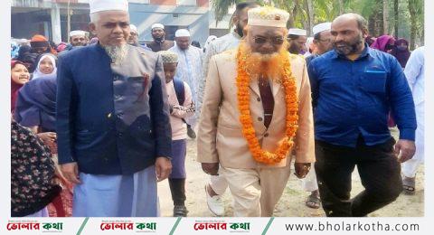 বিদায়ী শিক্ষককে মাইক্রোবাসে বাড়ি পৌঁছে দিলেন শিক্ষার্থী-সহকর্মীরা