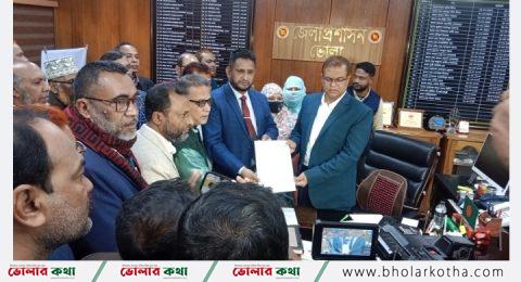 প্রধান শিক্ষককে গ্রেফতারের প্রতিবাদে বিক্ষোভ, মুক্তির দাবিতে স্মারকলিপি প্রদান