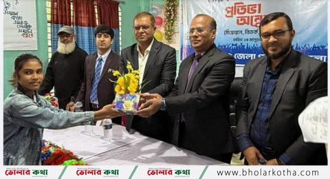 তারুণ্যের উৎসবে বিজয়ীদের মাঝে পুরস্কার বিতরণ