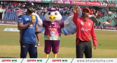 বরিশালের বিপক্ষে ব্যাটিংয়ে ঢাকা ক্যাপিটালস