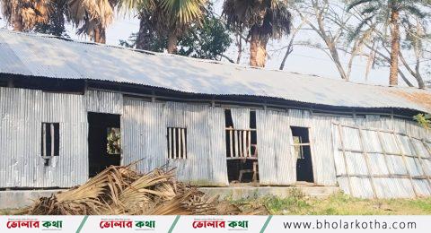 কাগজে-কলমে এবতেদায়ী স্বতন্ত্র মাদ্রাসা থাকলেও বাস্তবে গরু-ছাগলের ঘর !