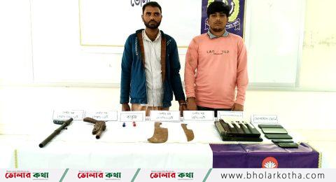 যৌথ অভিযানে দেশীয় অস্ত্রসহ ২ দস্যু আটক