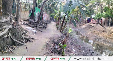 ইলিশায় রাস্তা সংস্কারের অভাবে আতঙ্কে শতাধিক পরিবার