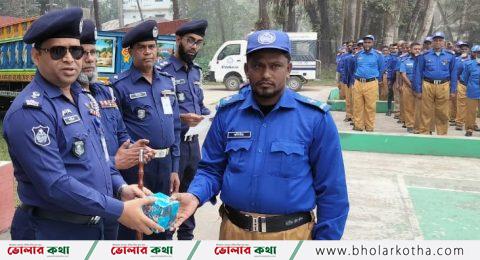 আনসারদের ভালো কাজের জন্য পুরস্কৃত করলেন পুলিশ সুপার